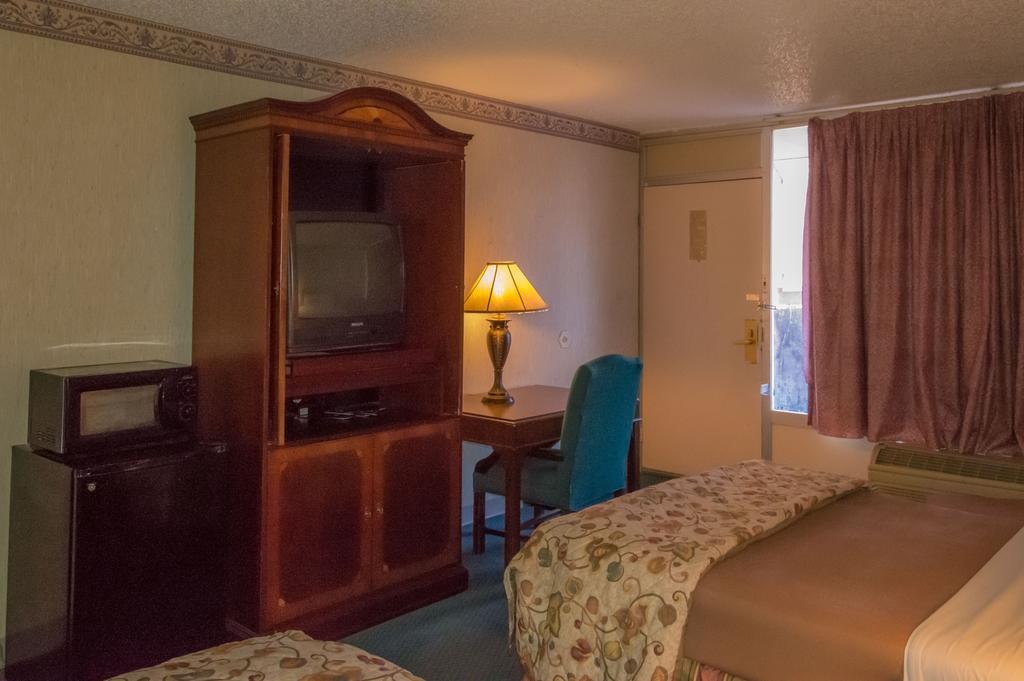 Executive Inn Hotel And Conference Center Lawton Room photo