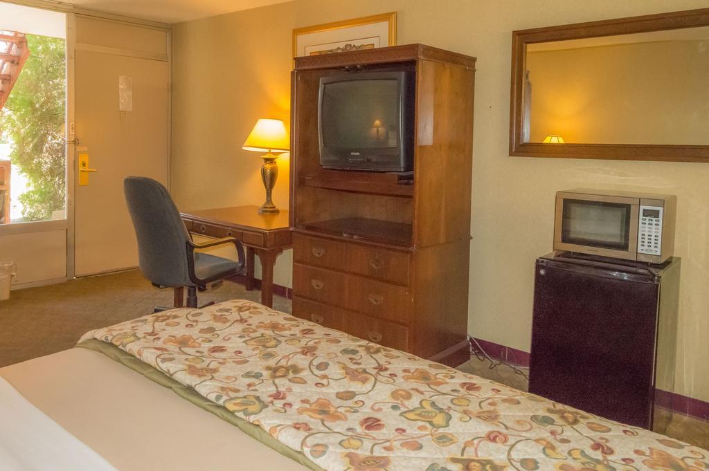 Executive Inn Hotel And Conference Center Lawton Room photo