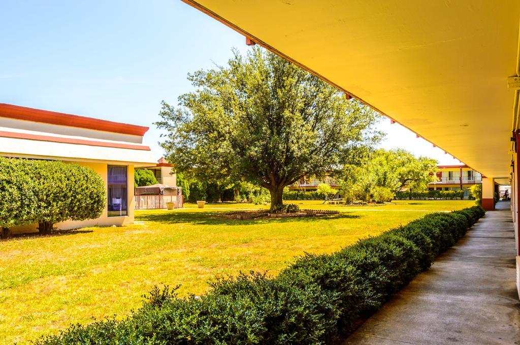 Executive Inn Hotel And Conference Center Lawton Exterior photo