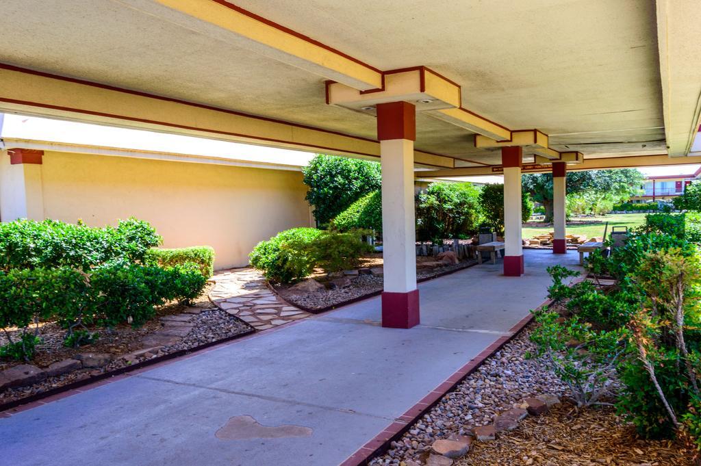 Executive Inn Hotel And Conference Center Lawton Exterior photo